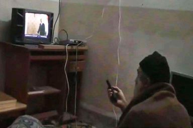 Image extraite d'une des cassettes saisies par les commandos lors de l'intervention: Ben Laden, chevelure et barbe blanches, regarde des vidéos de ses apparitions sur les télévisions américaines.