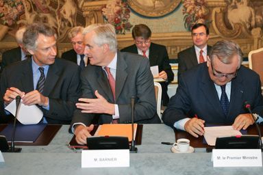 Dominique de Villepin et Michel Barnier et Jean-Pierre Raffarin, ici à Matignon en 2004.