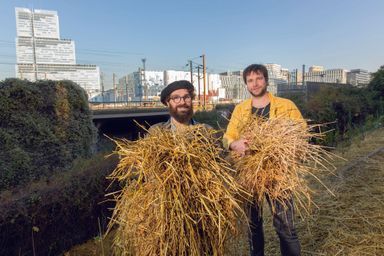 Enrico Fusto et Damien Saraceni, cofondateurs de l’association Boomforest sur le site de la forêt urbaine des Hauts-de-Malesherbes, à Paris.