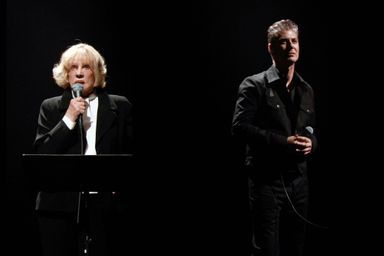 Etienne Daho et Jeanne Moreau sur la scène du 104 avec l'album "Le condamné à mort", à Paris, France, le 18 novembre 2010.