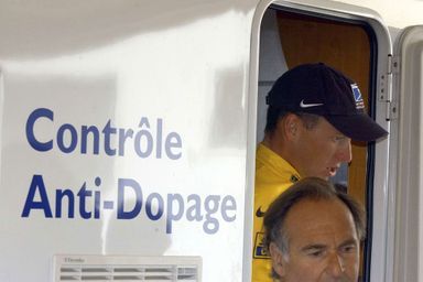 Lance Armstrong en 2002 sort d'un contrôle anti-dopage.