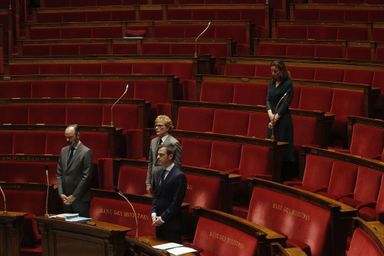 L'Assemblée nationale - ici Edouard Philippe, Olivier Véran et Marc Fesneau- observe une minute de silence mardi.