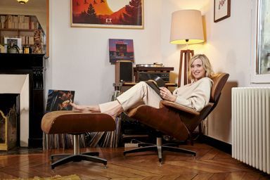 La nostalgie des années 1980, celles de son adolescence, nous reçoit chez elle dans son Lounge Chair de Charles Eames, un fauteuil très 1950... A Paris, le 14 janvier.