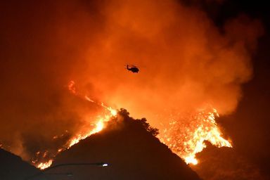 Les collines à l'ouest Los Angeles en feu dans la nuit du lundi 28 octobre 2019