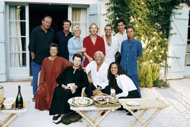 Giorgio Armani entouré  de quelques amis et de sa famille : sa sœur Rosanna et sa mère Maria, assises  à gauche, ses nièces Roberta (accroupie) et Silvana (debout à droite), et son neveu Andrea (peignoir blanc). Il y a quelques années, en vacances à Saint-Tropez.