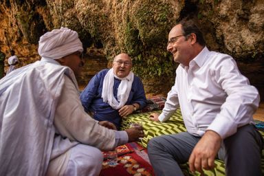 Les deux copains de la promo Voltaire en visite à Tergit, une oasis du désert mauritanien, en février.