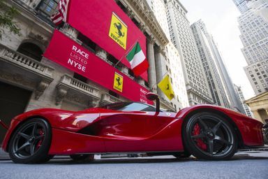 Des Ferrari d'exception ont été exposées devant la bourse de New York, à Wall Street.