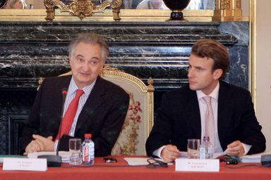 7 septembre 2007 : première réunion de la commission pour la libération de la croissance française au Sénat. Emmanuel Macron a été nommé rapporteur général adjoint par le président Jacques Attali.