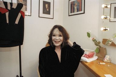 Juliette Gréco, dans sa loge lors du Festival de Ramatuelle 2004.