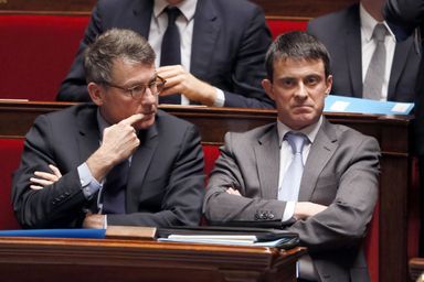 Vincent Peillon et Manuel Valls, ministres du gouvernement Ayrault, à l'Assemblée nationale en janvier 2013.