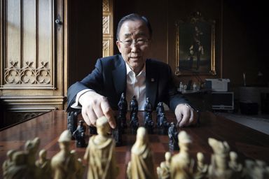 Ban Ki-Moon devant un jeu d’échecs en avril 2016 au palais Coburg, à Vienne.