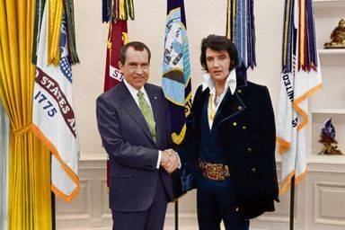 A la Maison-Blanche, le 21 décembre 1970, Elvis et Nixon dans leur costume de fonction.