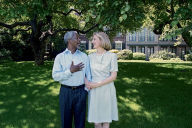 Kofi Annan avec sa femme, Nane, dans les jardins de leur résidence à New York en 1998.