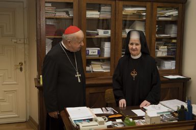 Pour la première fois, suora Tobiana, la supérieure des sœurs qui vivaient auprès de Jean-Paul II, accepte de se faire photographier. Elle nous reçoit exceptionnellement dans son bureau de l'archevêché de Cracovie avec Mgr Stanislaw Dziwisz.
