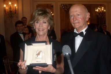 Jane Fonda, ici aux côtés de Gilles Jacob, mettra aux enchères la Palme d'or d'honneur qu'elle avait reçue en 2007/