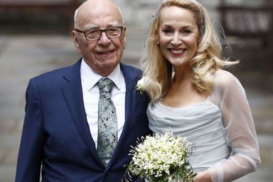 Le bonheur des jeunes mariés à l'église - Rupert Murdoch et Jerry Hall