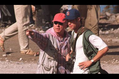 Tony Scott aux côtés de Brad Pitt sur le tournage de «Spy Game», en 2000.