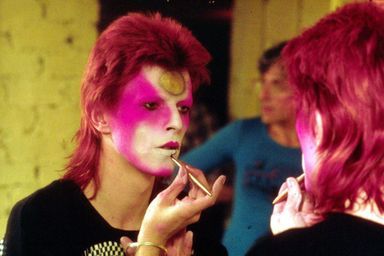 David Bowie. Ses looks les plus extravagants  - Hommage à l'artiste