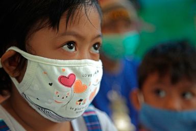 Au Paraguay, une petite fille malade. Là-bas, le projet de "My Child Matters" est axé sur la proximité des soins (mise en place de cliniques satellites).