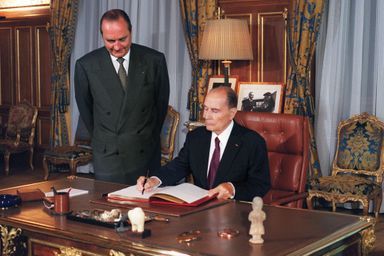 Le 25 août 1994, dans le bureau de Jacques Chirac, maire de Paris. Le président François Mitterrand signe le livre d'or du 50e anniversaire de la libération de la capitale.