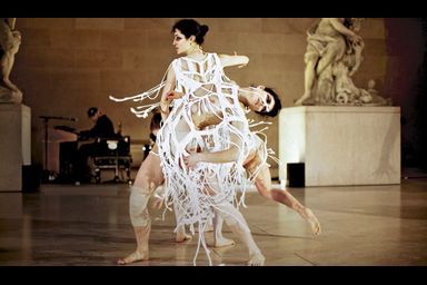 <br />
En février, les créatures étonnantes du chorégraphe Damien Jalet dansaient « Les médusés » en nocturne au Louvre.
