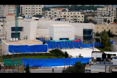 <br />
Des bâches bleues cachaient l'exhumation du corps de Yasser Arafat, à Ramallah.