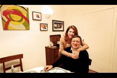 <br />
José Manuel Barroso dans sa maison de Bruxelles, avec sa femme,  Maria Margarida. Dans l’assiette du petit déjeuner : une pomme… Le seul  « luxe » du président  de la Commission européenne,  qui fut maoïste par anticonformisme,  lire Montaigne et  écouter Mozart, son carburant.