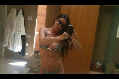 <br />
Le 15 octobre 2010, Demi Moore se prend en photo, seule, dans sa salle de bain et poste le cliché sur Twitter.