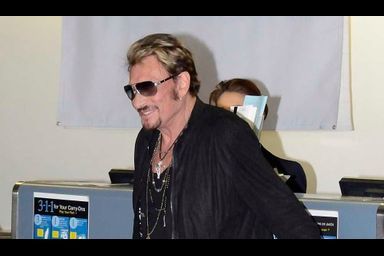 <br />
Johnny à l'aéroport de Los Angeles en mai dernier.