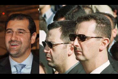 <br />
De g. à dr. : Rami Makhlouf, ses cousins Maher et Bachar El-Assad (ces derniers photographiés lors des obsèques de leur père Bachar en juin 2000).
