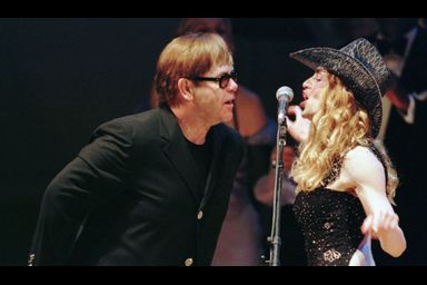 <br />
Madonna et Elton John ensemble en concert à New York en 1998.