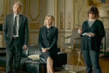 Denis Podalydès, secrétaire général de l’Élysée, Léa Drucker et Jeanne Rosa dans («Monde d'hier».