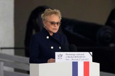 Muriel Robin, aux Invalides, pour l'hommage national à Michel Bouquet, le 27 avril 2022.