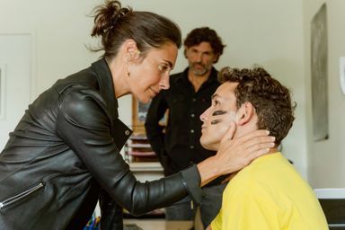 Nina (Alessandra Sublet), une mère en plein questionnement sur l’avenir de son fils, Sam (Théo Curin). Ici avec Max (Christophe Héraut), son flirt.