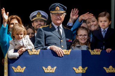 Le prince Alexander de Suède avec la famille royale au balcon du Palais royal, le 30 avril 2022