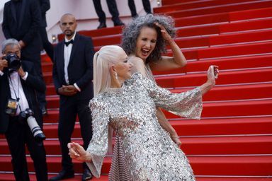 Helen Mirren et Andie MacDowell à Cannes, duo dansant… aux crinières remarquables !