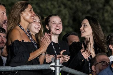 Angelina Jolie à Rome, concert de rock survolté avec Shiloh