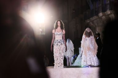 Deva Cassel au défilé Dolce & Gabbana haute couture automne-hiver 2022-2023 à Syracuse, le 9 juillet 2022.