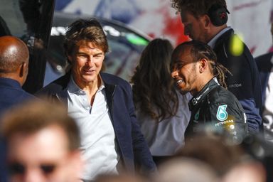 Tom Cruise et Lewis Hamilton sur le circuit de Silverstone, lors du Grand Prix de Grande-Bretagne, le 3 juillet 2022.