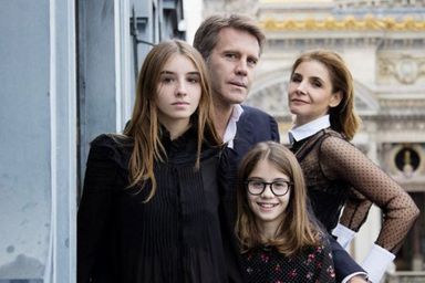 Clotilde Courau, le prince Emmanuel Philibert de Savoie et leurs filles, les princesses Vittoria et Luisa, posent à Paris pour leur carte de vœux 2020.