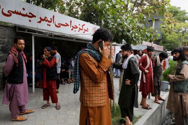 Les proches des victimes attendent des nouvelles devant l'hôpital de Kaboul, en Afghanistan.