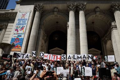 Les soutiens de l'auteur Salman Rushdie assistent à une lecture et à un rassemblement pour montrer leur solidarité pour la liberté d'expression à la New York Public Library à New York.