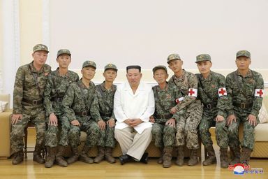 Le dirigeant nord-coréen Kim Jong Un avait déclaré au début du mois d'août avoir remporté une "victoire éclatante" contre le virus, entouré d'infirmiers de l'armée.