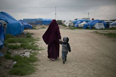 Une femme et son enfant dans le camp de Roj, en Syrie,