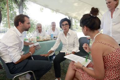 Rachida Dati avec Ugo Bernalicis et la modératrice Julie Maury aux Amfis 2022 de La France insoumise, dans la Drôme, le 27 août.