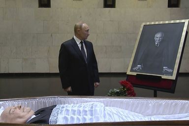 Le président russe a déposé un bouquet de roses rouges près du cercueil ouvert de l'ultime chef de l'URSS.