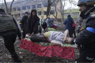 Ségolène Royal avait mis en doute la réalité de "la maternité bombardée" dans le sud-est de l'Ukraine en mars dont voici l'une des photos les plus marquantes.