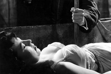 Un pieu pour transpercer le coeur de la femme victime de l'emprise du prince des ténèbres dans le "Cauchemar de Dracula" de Terence Fisher (1958). En Pologne, c'est une faucille qui devait empêcher une défunte de revenir d'entre les morts. Et ce n'est pas un film d'horreur mais bien une tradition jadis en usage dans les pays de l'Est.