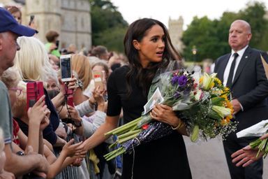 La sortie surprise de William et Harry, accompagnés de leurs épouses Kate et Meghan devant les grilles du château de Windsor, afin de saluer les personnes venus rendre hommage à la reine Elizabeth II, samedi 10 septembre 2022.<br />