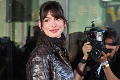Anne Hathaway lors du défilé Michael Kors Printemps/Été 2023, à New York, le 14 septembre 2022.